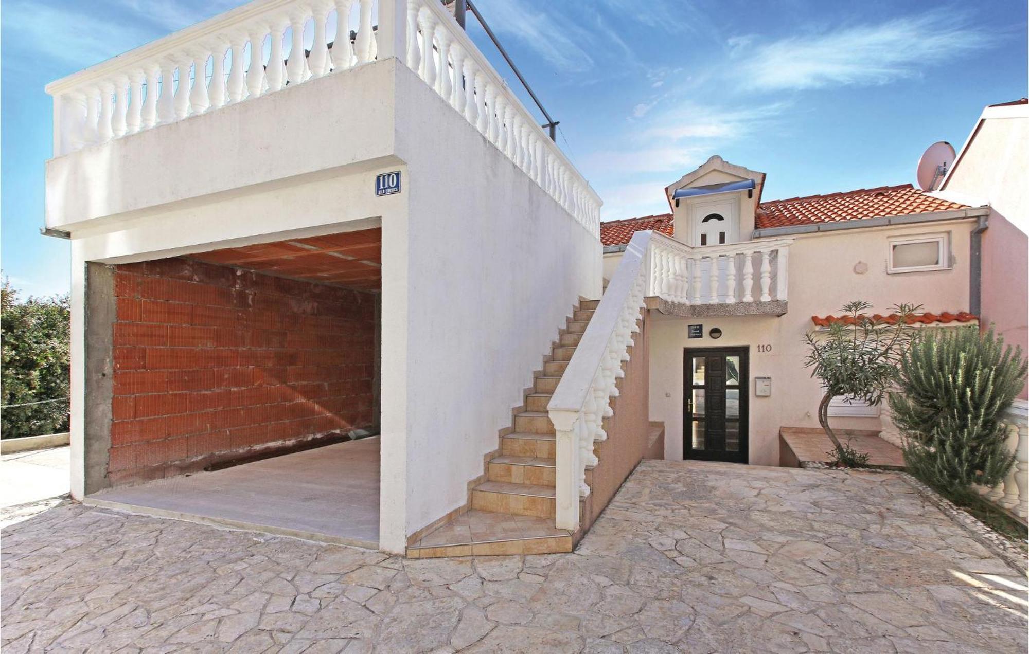 Lovely Apartment In Primosten With Kitchen 外观 照片